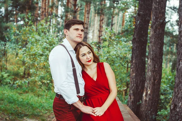 Casal amoroso na floresta no banco — Fotografia de Stock