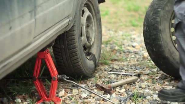 Ruedas de coche de reemplazo — Vídeo de stock