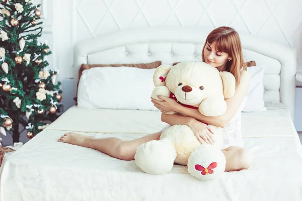 Menina na cama com ursinho de pelúcia — Fotografia de Stock
