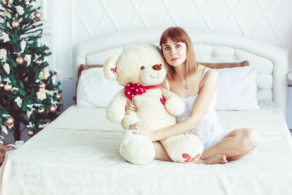 Mädchen im Bett mit Teddybär — Stockfoto
