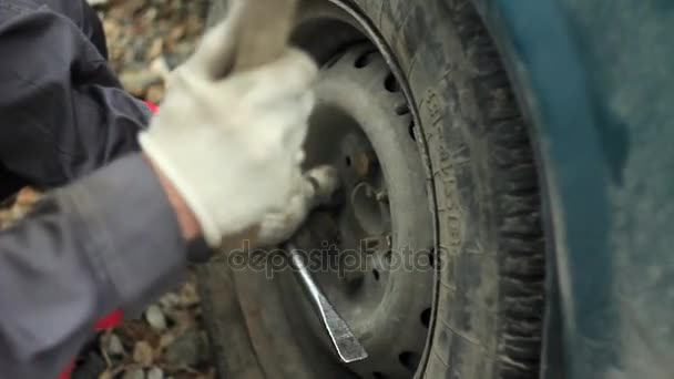 Ruedas de coche de reemplazo — Vídeo de stock