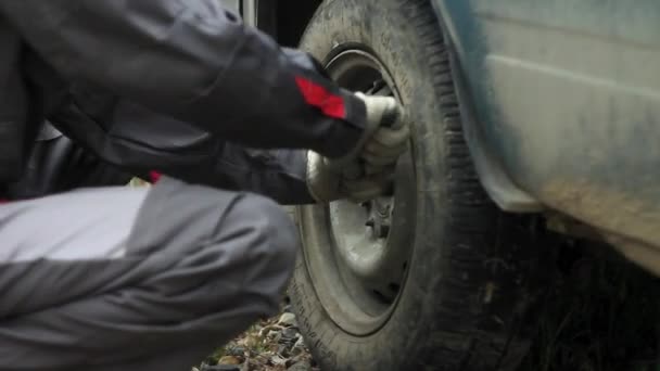 Rodas do carro de substituição — Vídeo de Stock