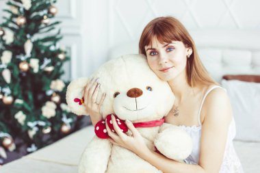 oyuncak ayı ile yatakta kız