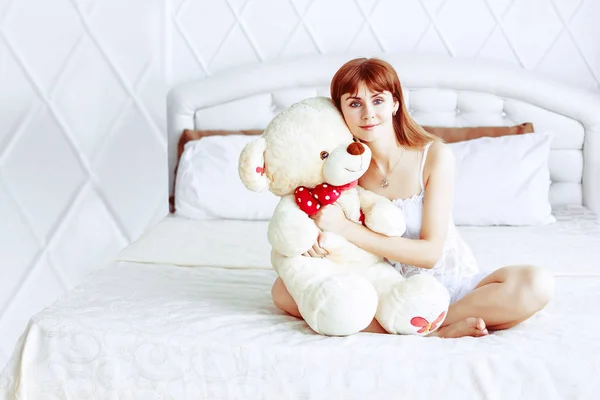 Flicka i sängen med Nalle — Stockfoto