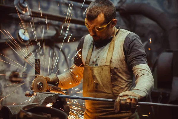 Trabajador aserrando la plancha — Foto de Stock