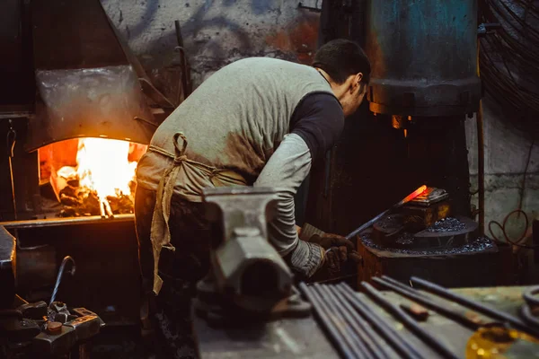 Herrero trabajando en la fragua —  Fotos de Stock