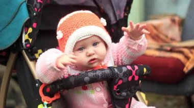 bir bebek arabası açık havada bir çocuk