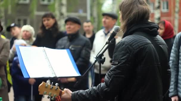 Ryssland, Sibirien, Novokuznetsk - 9 maj 2017: musiker sjunga på gatan — Stockvideo