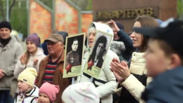 Rússia, Sibéria, Novokuznetsk - 9 de maio de 2017: músicos cantam na rua — Vídeo de Stock