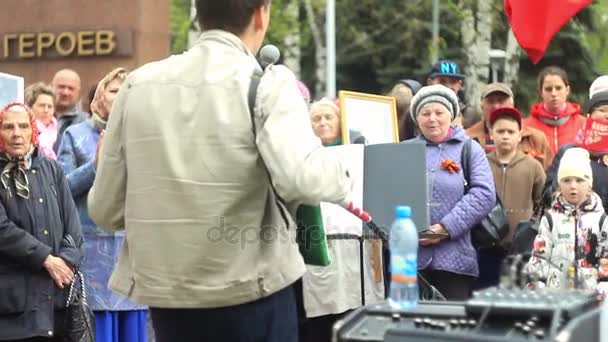 Oroszország, Szibéria, Novokuznetsk - 2017. május 9.: zenészek énekelni az utcán — Stock videók