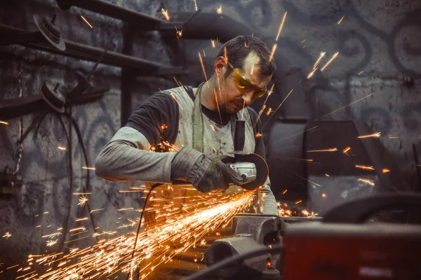 Trabajador aserrando la plancha — Foto de Stock