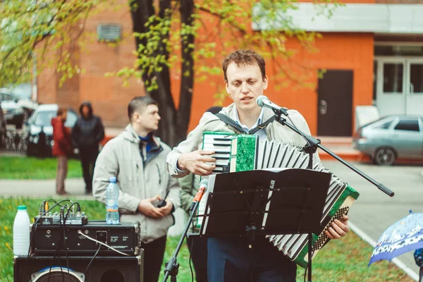 Russia, Siberia, Novokuznetsk - may 9, 2017: musicians sing in the street — Stock Photo, Image