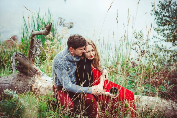 Couple boire du thé dans la forêt — Photo