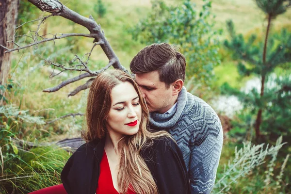 O casal está sentado junto ao lago. — Fotografia de Stock