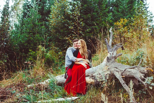森の中で愛情のあるカップル — ストック写真