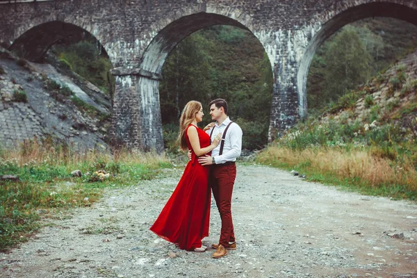 情侣正站在桥边 — 图库照片