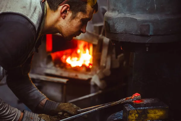 Herrero trabajando en la fragua —  Fotos de Stock