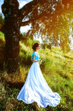 Ormanda elbiseli kız