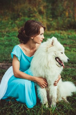 Doğa ile bir köpek kız