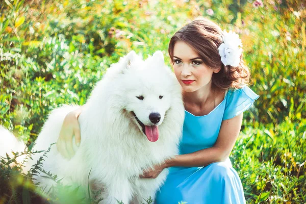 Meisje in de natuur met een hond — Stockfoto