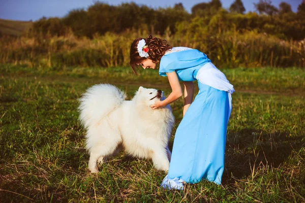 Meisje in de natuur met een hond — Stockfoto