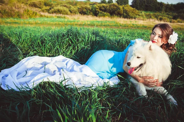 Fata în natură cu un câine — Fotografie, imagine de stoc