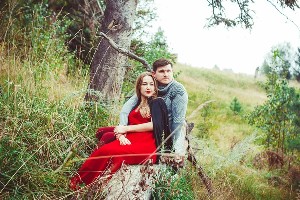 Het echtpaar zit aan het meer — Stockfoto
