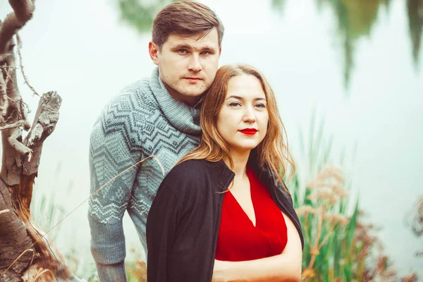 O casal está sentado junto ao lago. — Fotografia de Stock