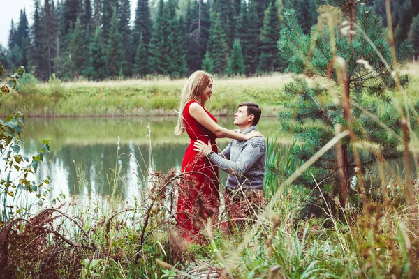 Manželé sedí u jezera — Stock fotografie