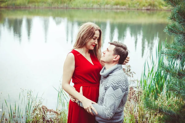 O casal está sentado junto ao lago. — Fotografia de Stock