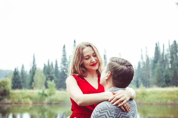 Le couple est assis au bord du lac — Photo