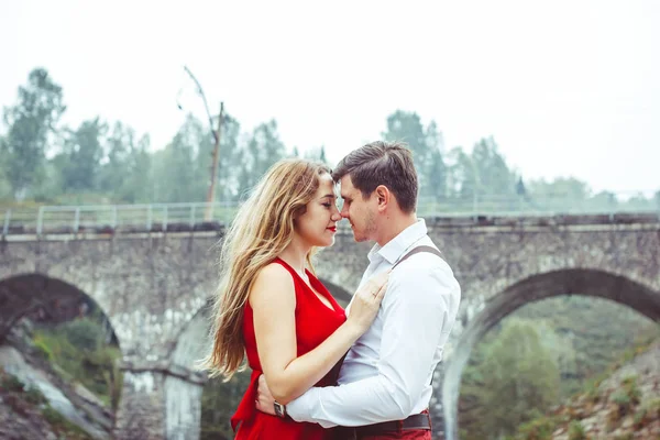 Les amoureux se tiennent près du pont — Photo