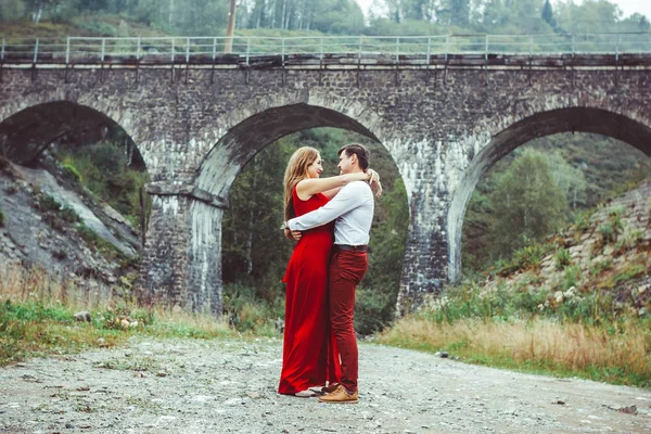 Les amoureux se tiennent près du pont — Photo