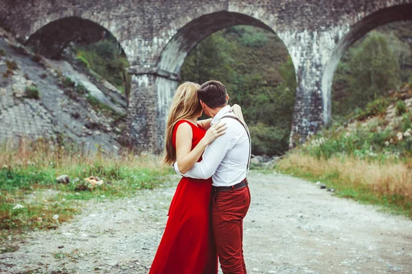 Liebhaber stehen an der Brücke — Stockfoto