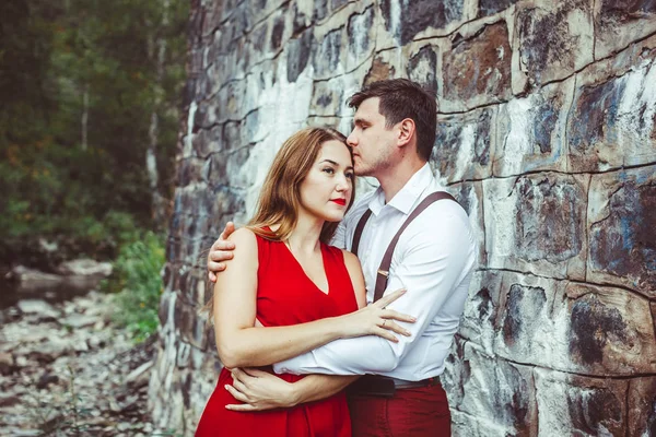 Lovers are standing by the bridge — Stock Photo, Image