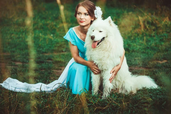 Meisje in de natuur met een hond — Stockfoto