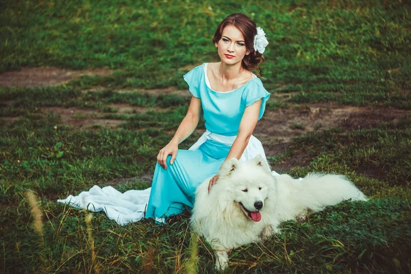 Fille dans la nature avec un chien — Photo