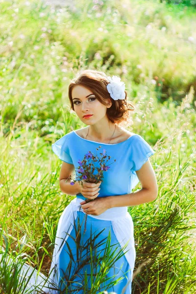 Menina em um vestido na floresta — Fotografia de Stock