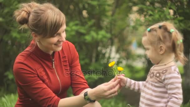 Enfant avec maman dans le jardin — Video