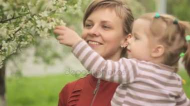 Çocuk ile anne bahçede