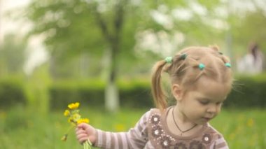 yeşil çimen, küçük kız