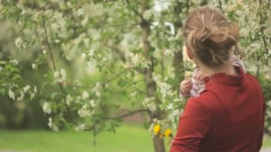 Çocuk ile anne bahçede