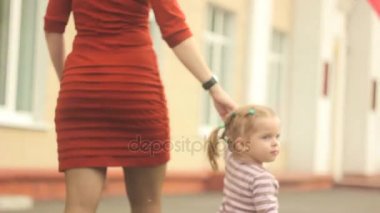 Anne ve kızı parkta yürüyorlar.