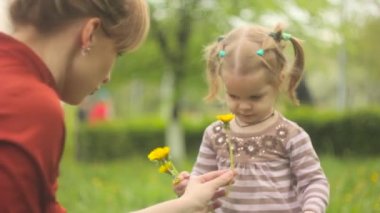 Çocuk ile anne bahçede