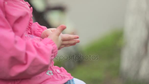 De baby's armen zijn grote — Stockvideo