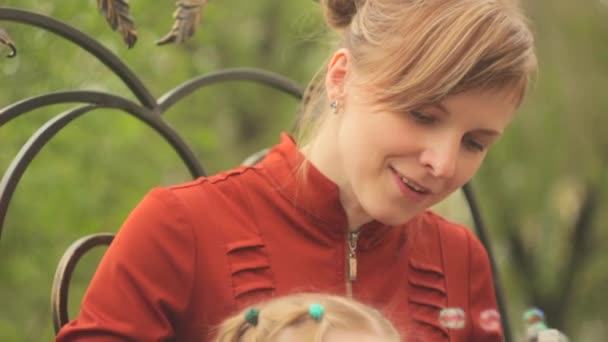 Mamá y el niño están soplando burbujas — Vídeo de stock