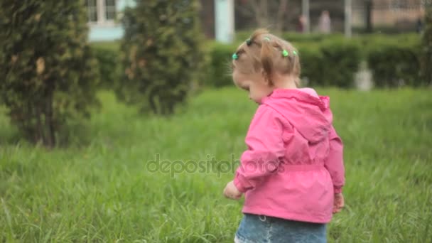 Niña con chaqueta — Vídeo de stock