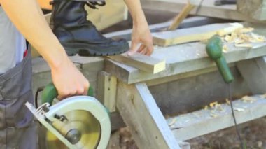 Doğada panoları elektrikli testere gördüm