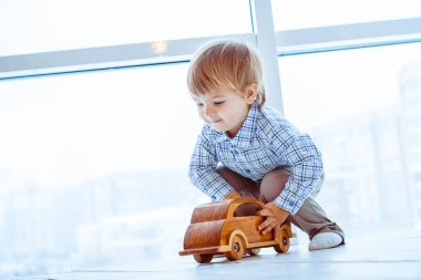 Çocuk oyuncak araba alır