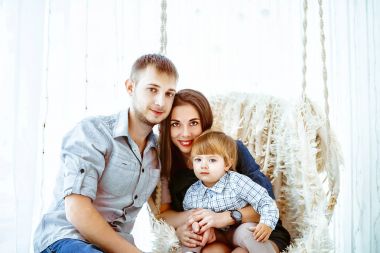 çocuk ile anne salıncak üzerinde